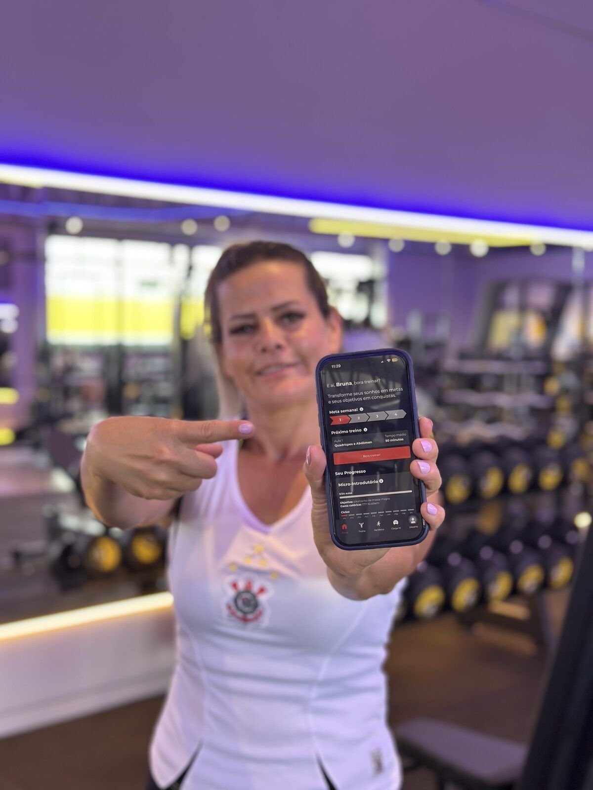 Aluna mostrando o app Gymnamic